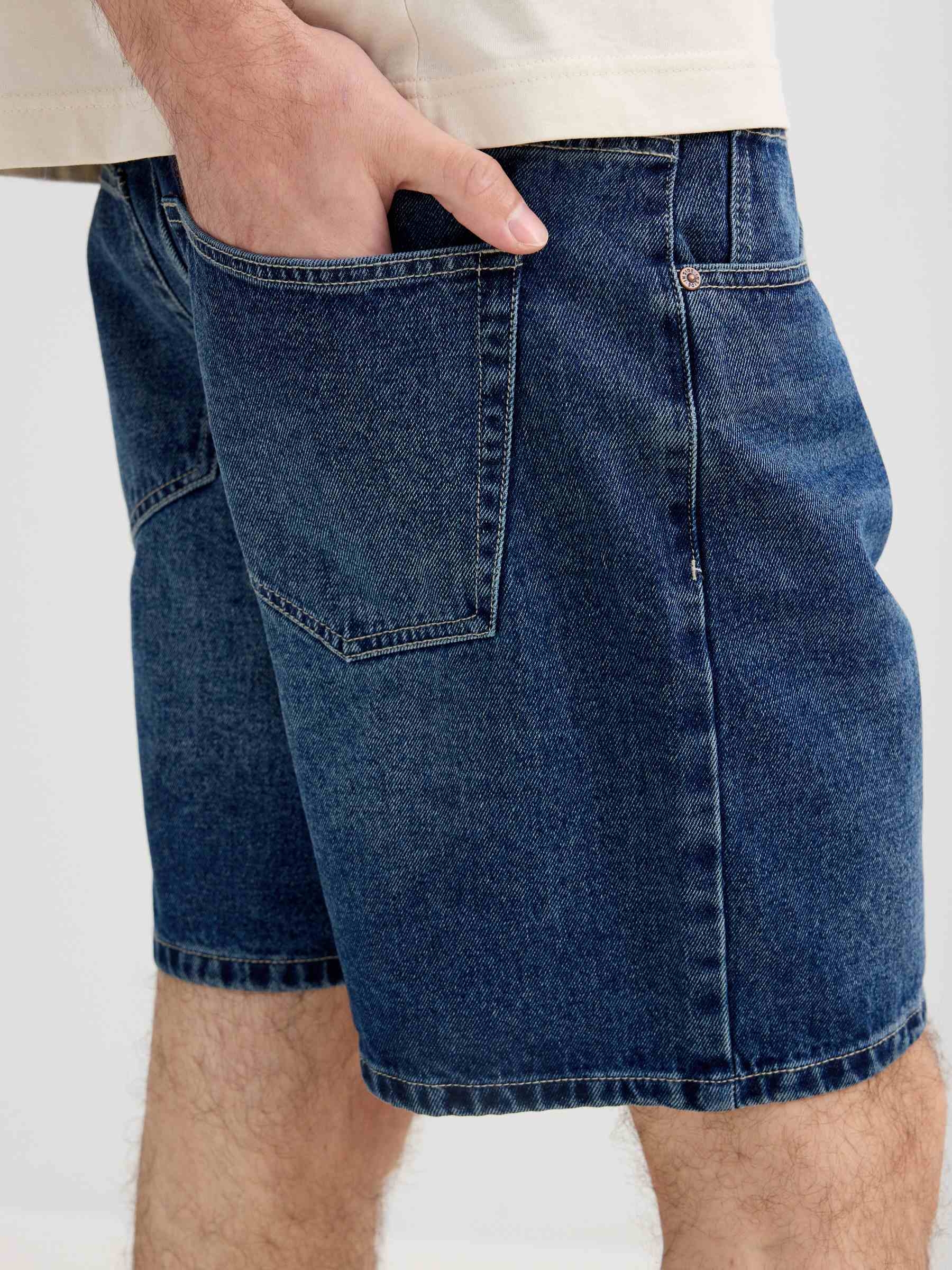 Bermuda jeans regular com cinco bolsos azul vista meia frontal