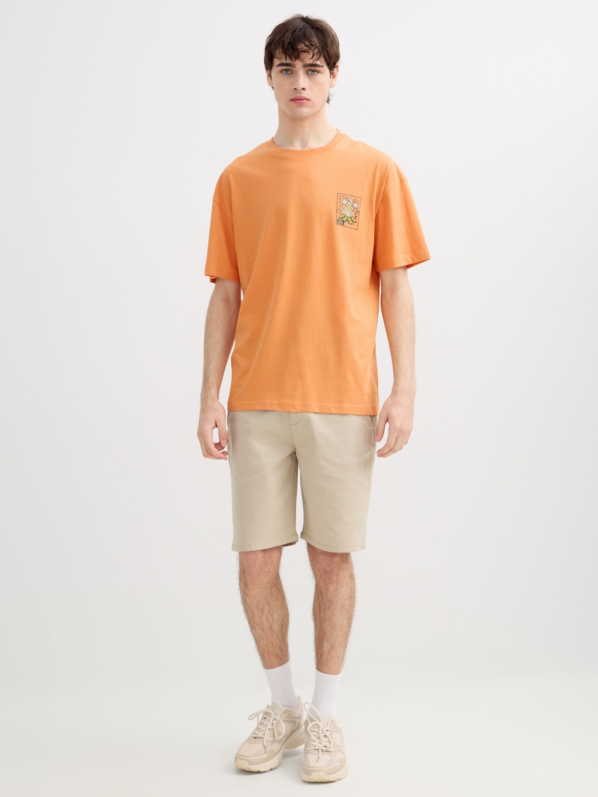 Camiseta de manga curta fogueira coral vista geral frontal