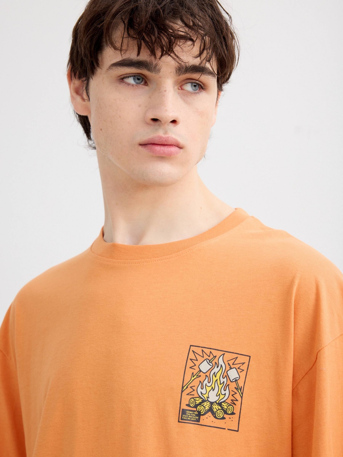 Camiseta de manga curta fogueira coral vista detalhe