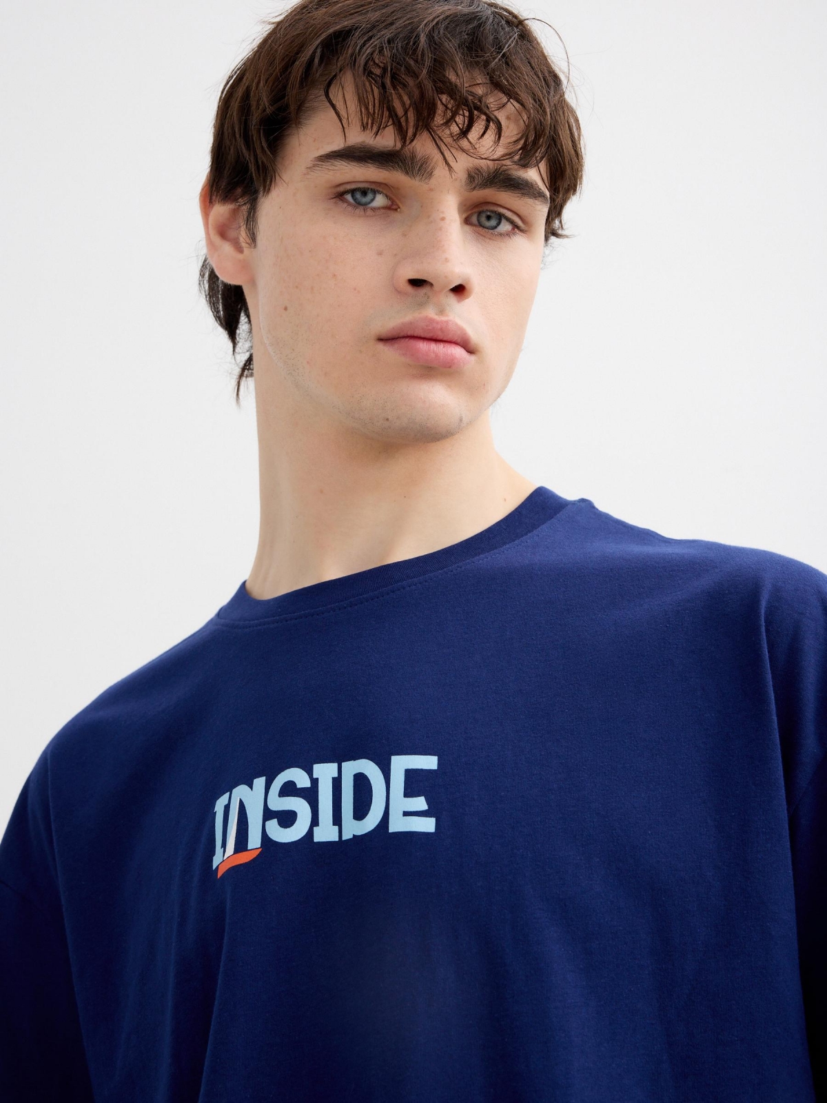 Camiseta estampada inside azul vista detalhe
