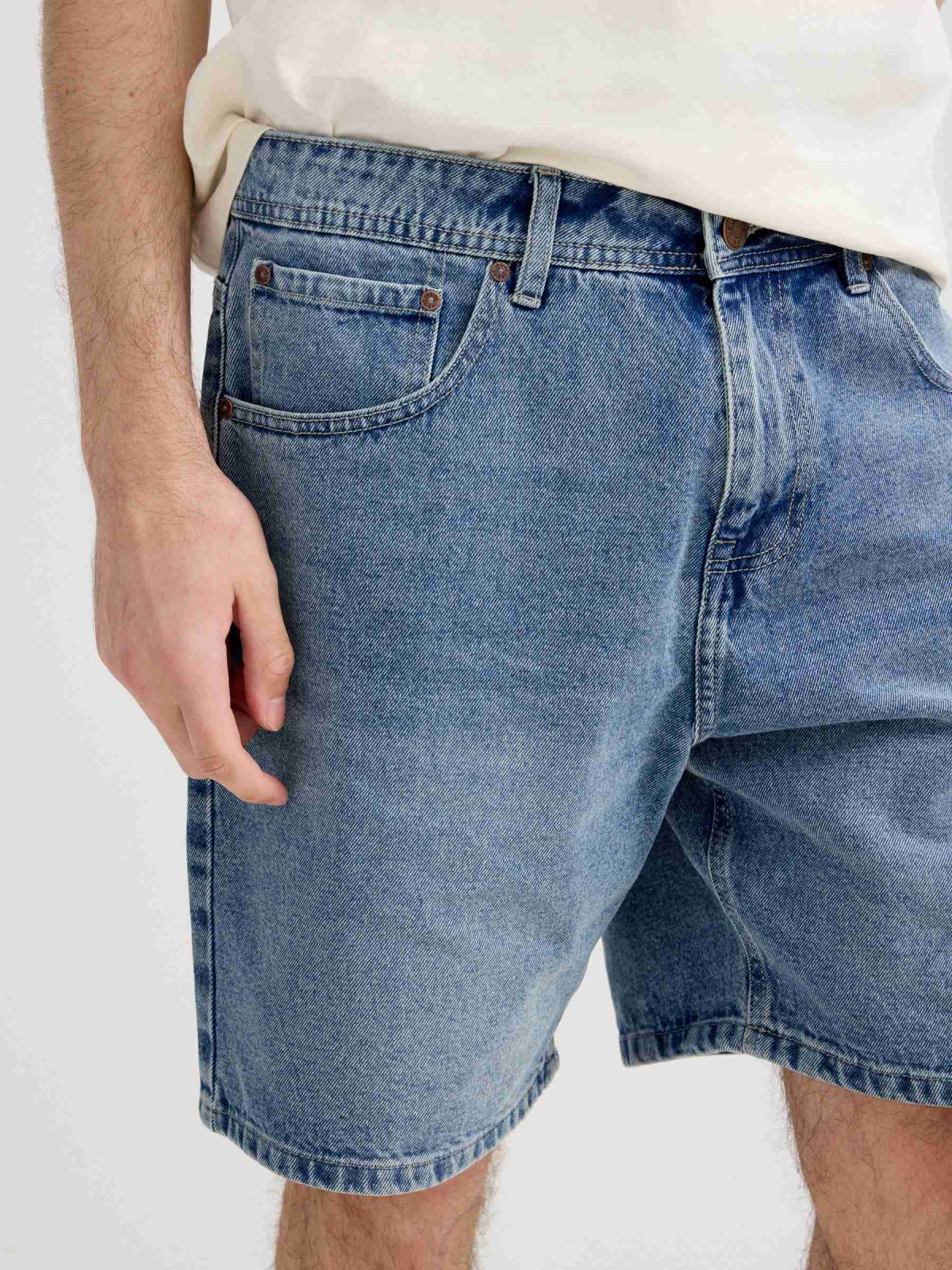 Bermuda jeans regular azul vista detalhe