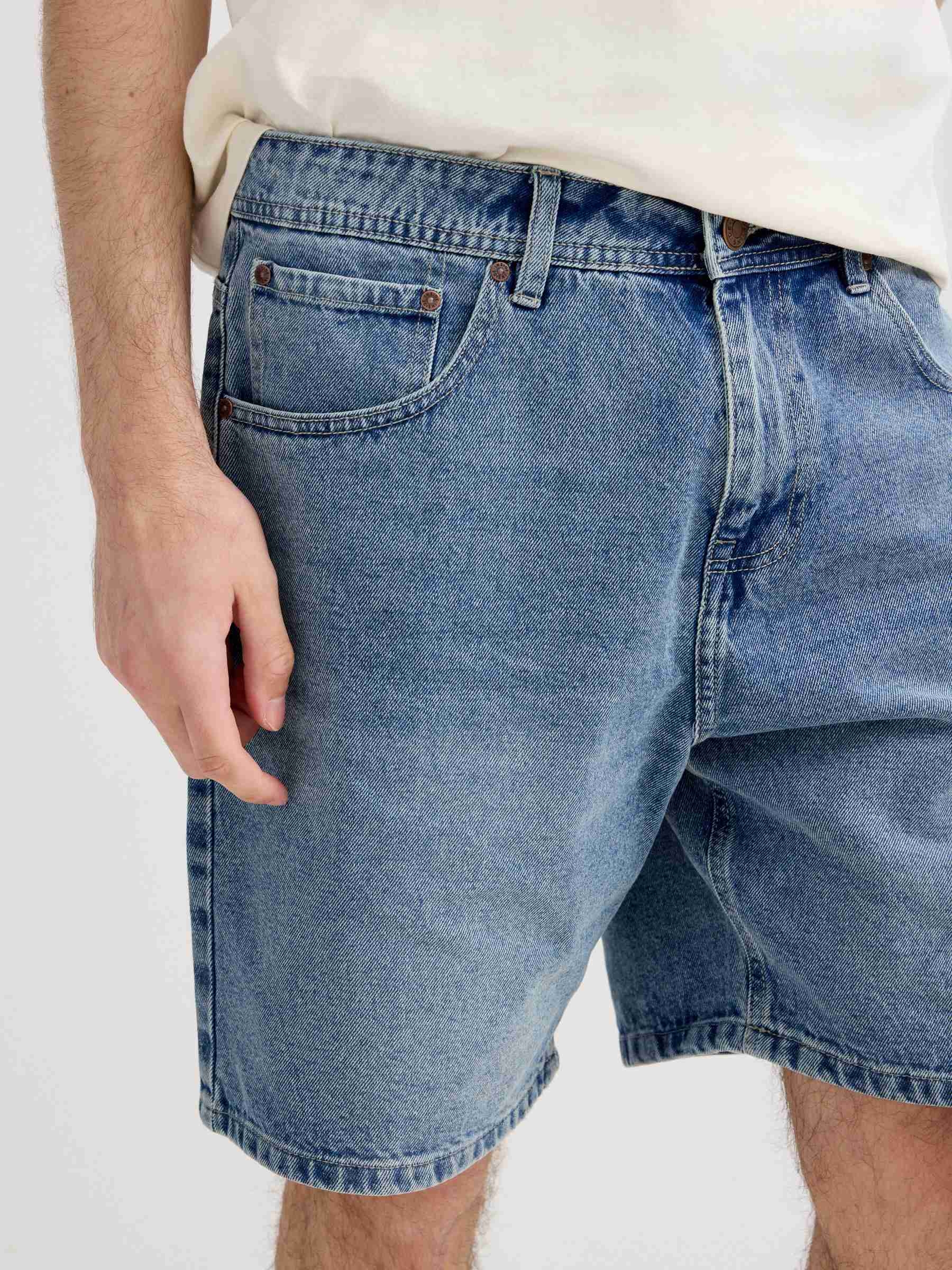 Bermuda jeans regular azul vista meia frontal