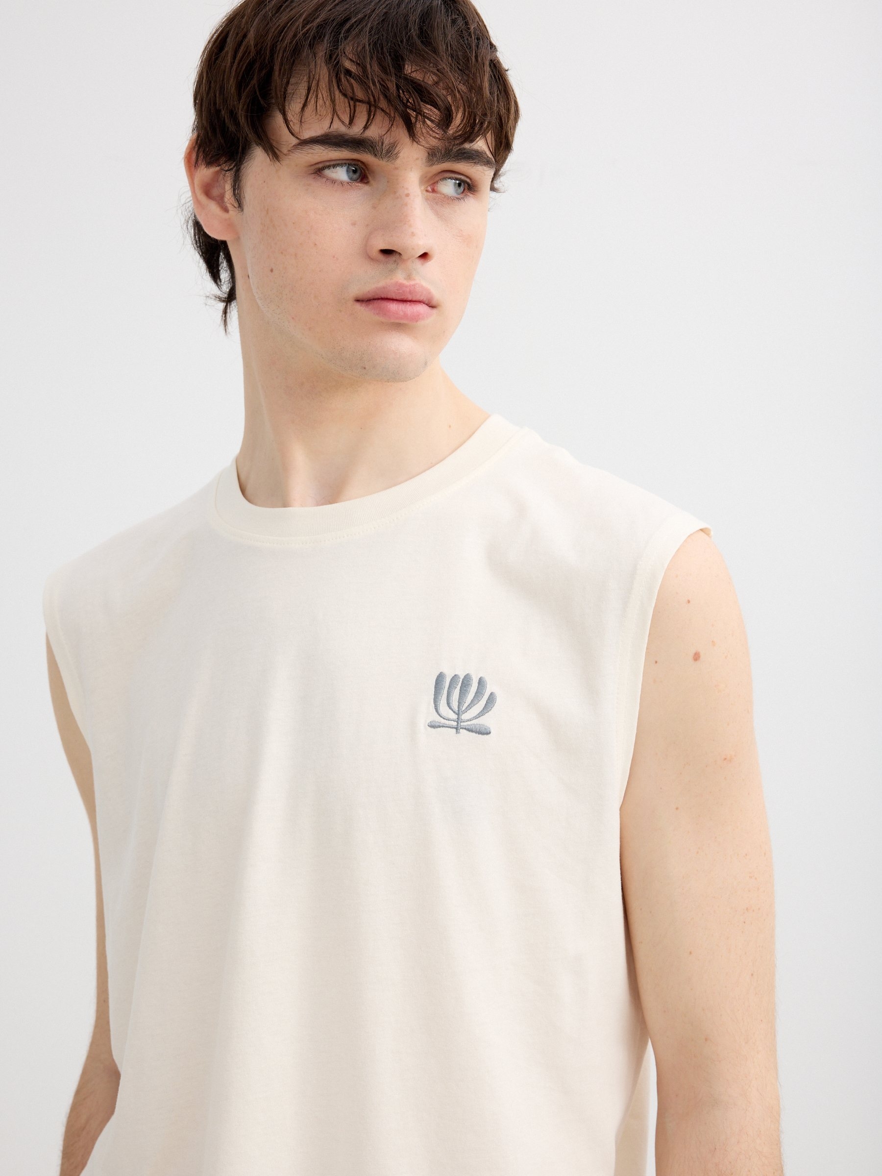 Camiseta sem mangas mini bordado crua vista meia frontal