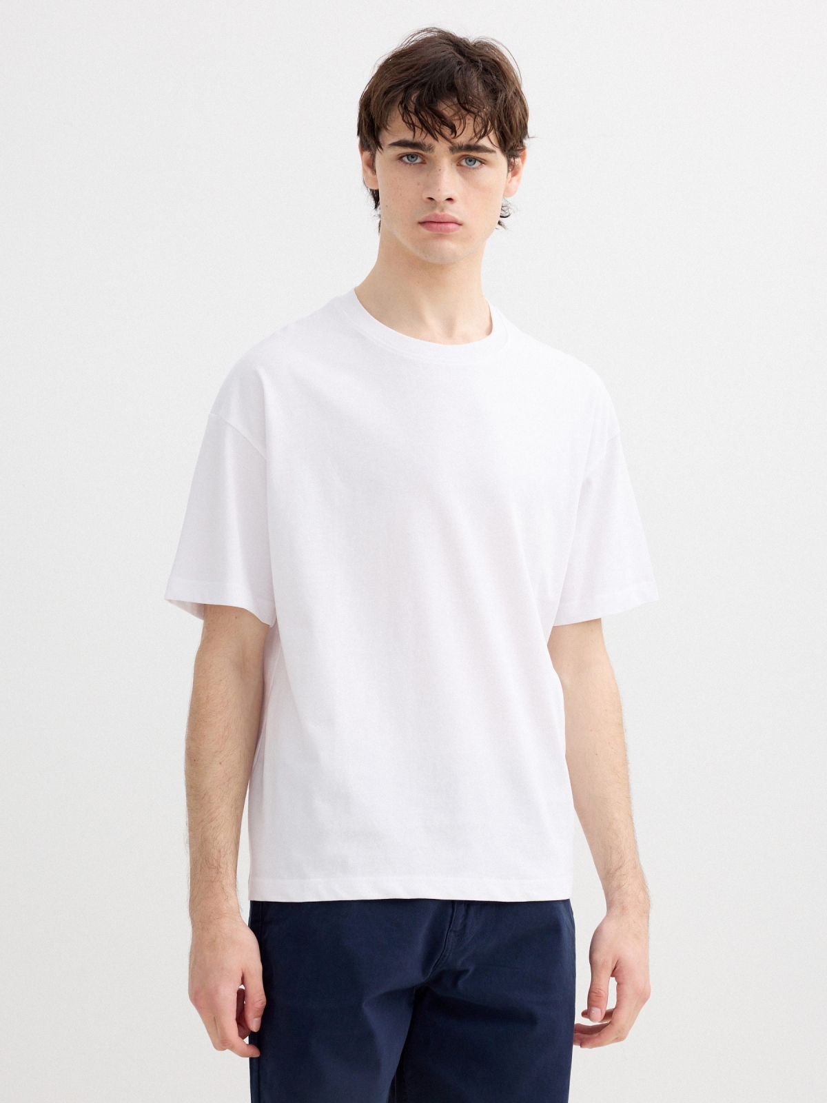 Camiseta lisa de gola redonda branco vista meia frontal