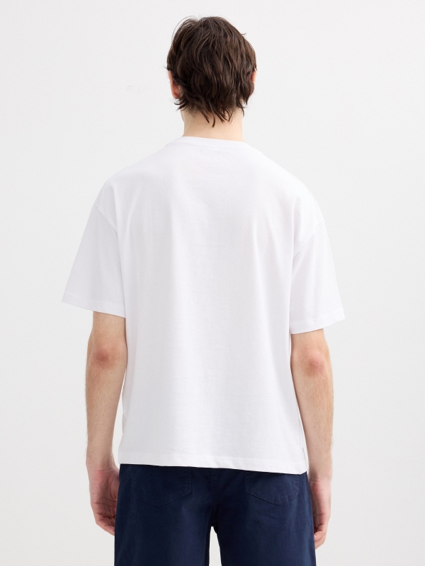 Camiseta lisa de gola redonda branco vista meia traseira