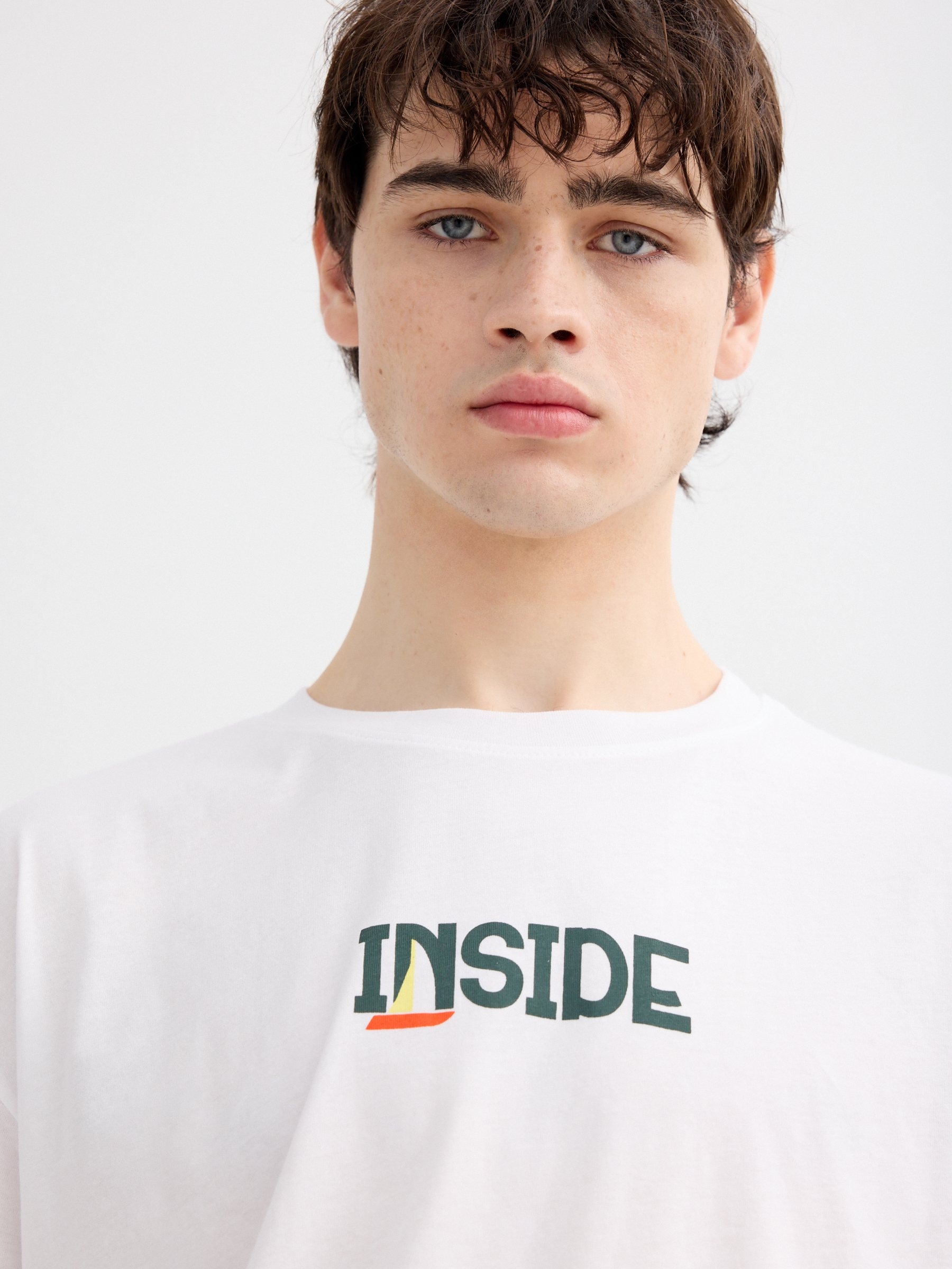 Camiseta estampada inside blanco vista media frontal