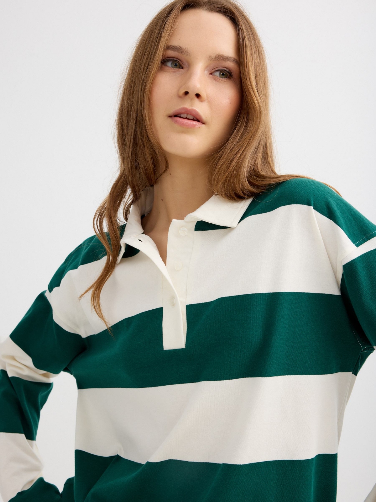 Camiseta polo listrada de algodão bege vista detalhe