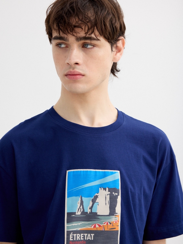 Camiseta estampada Étretat azul vista detalhe