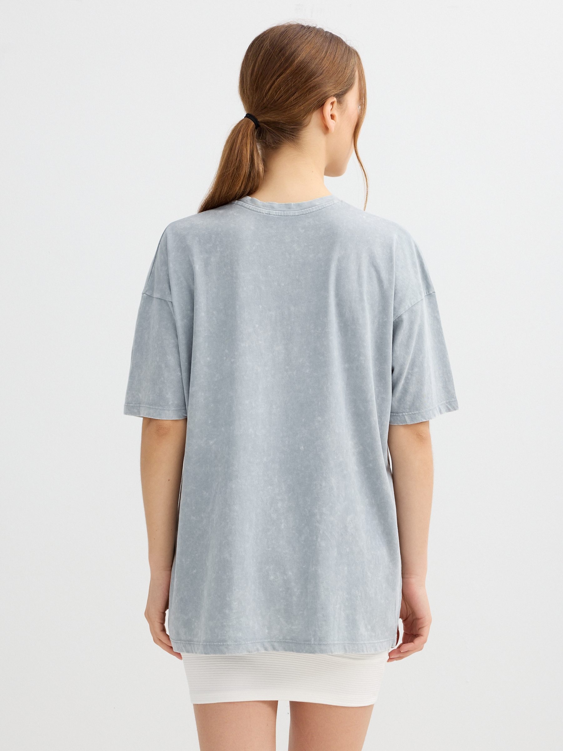 Camiseta oversize estampado arte gris vista media frontal