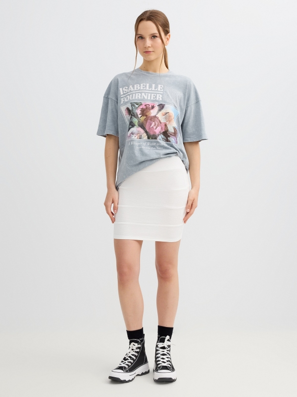 Camiseta oversize estampado arte gris vista general frontal