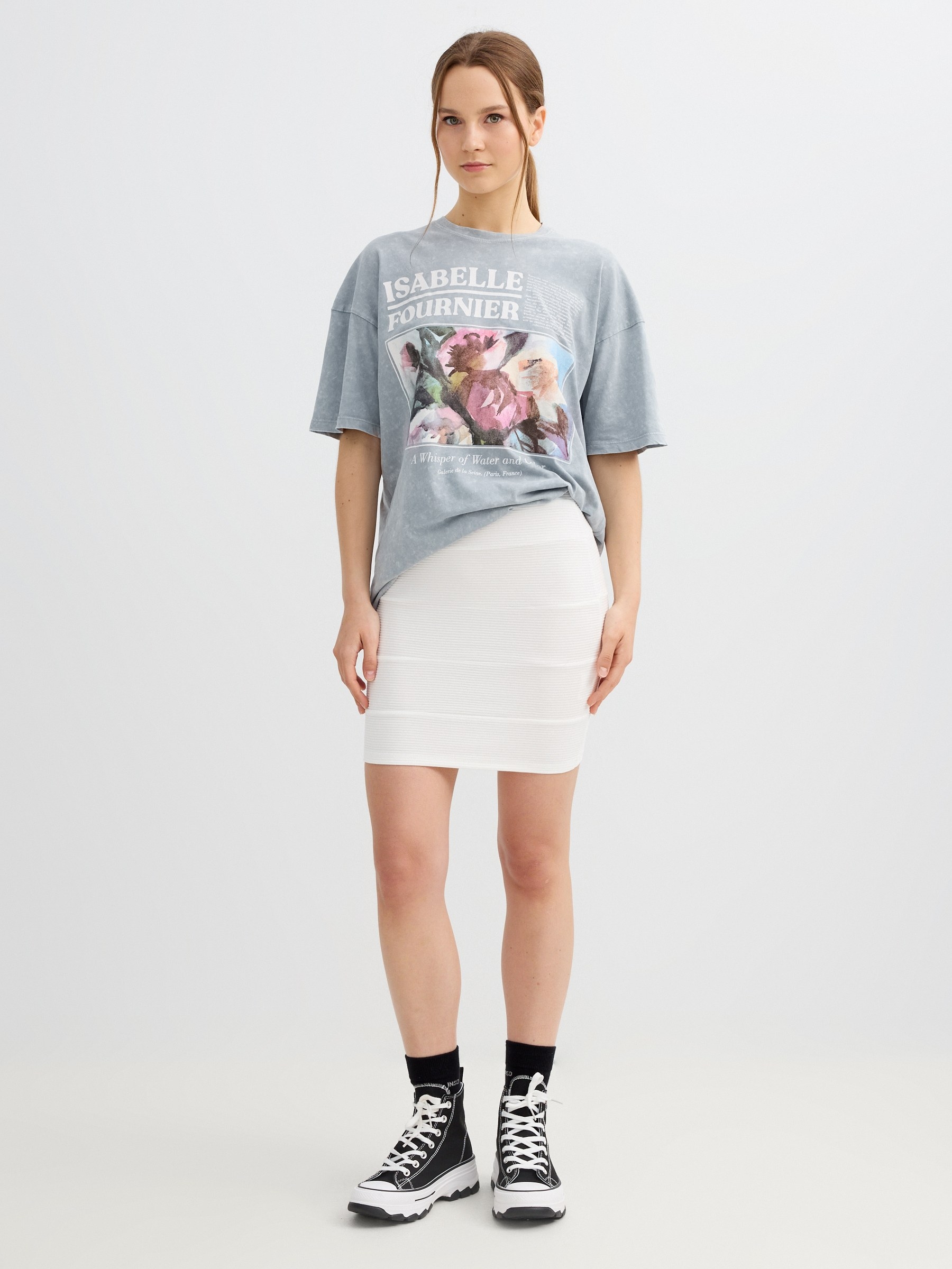 Camiseta oversize estampado arte gris vista media frontal