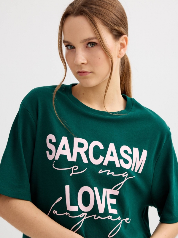 Camiseta oversize sarcasm verde oscuro vista general frontal