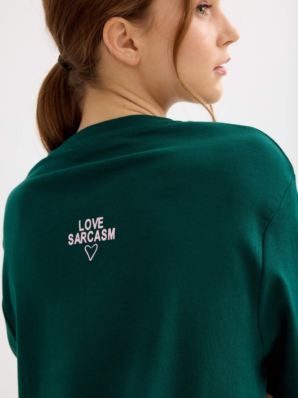 Camiseta oversize sarcasm verde oscuro vista detalle