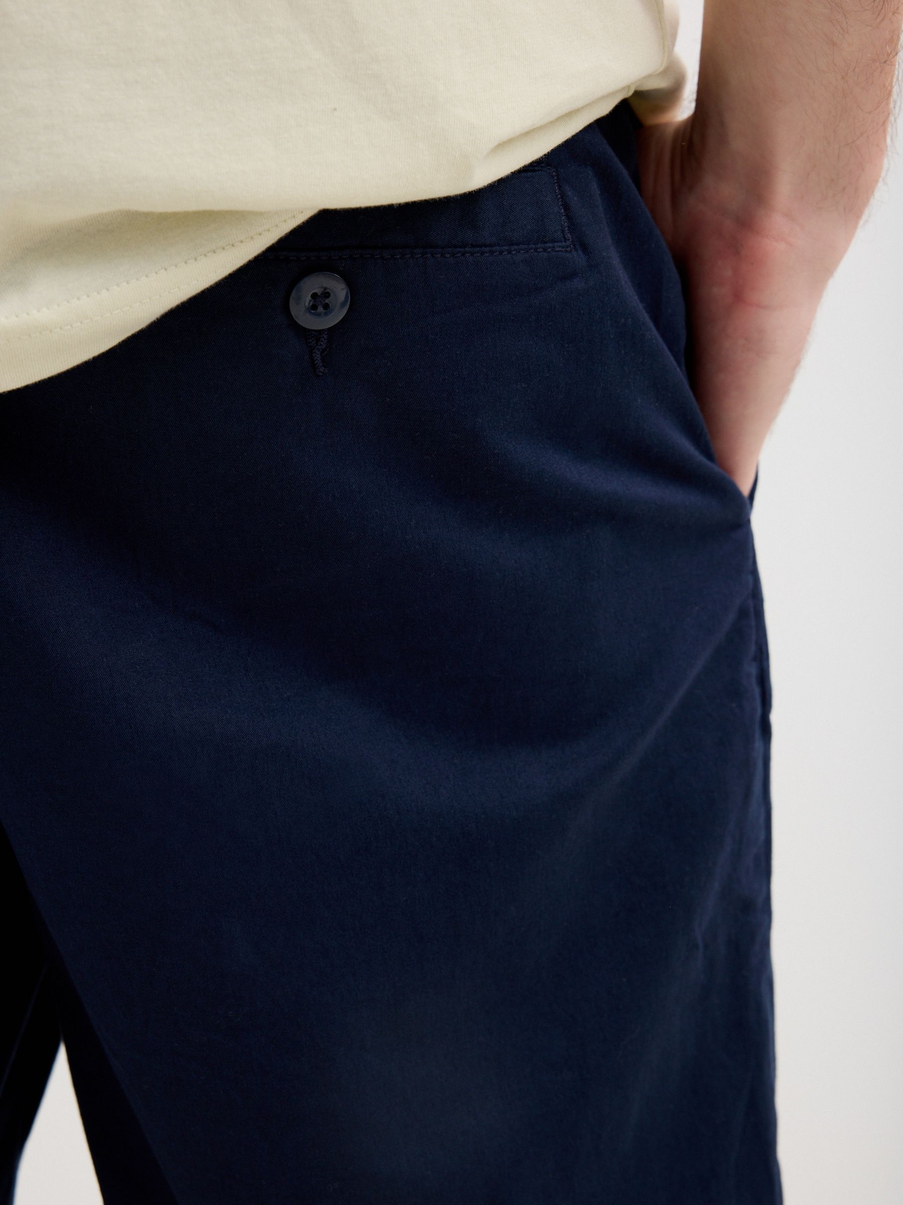 Bermuda chino regular azul marinho vista meia frontal