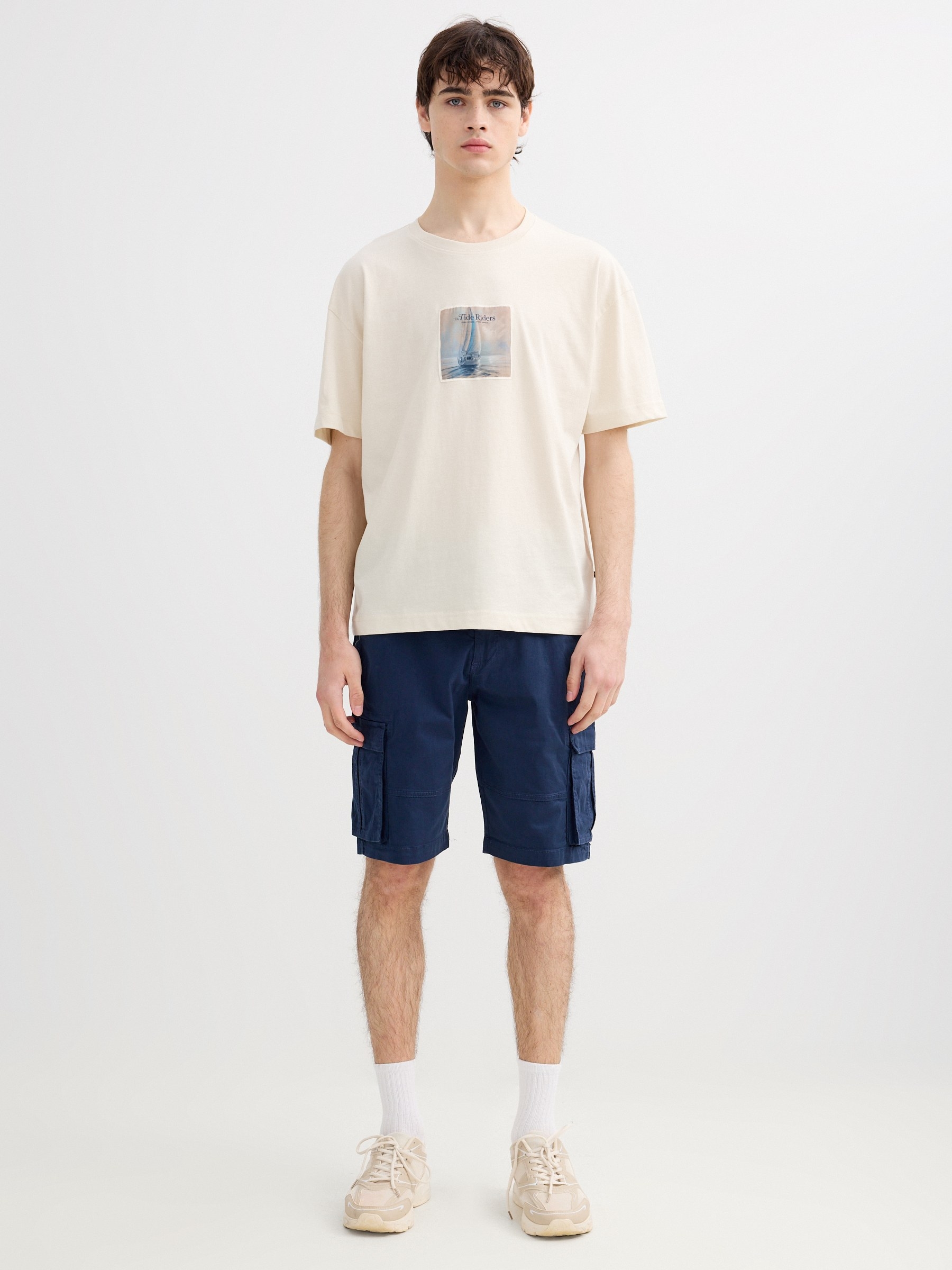 Camiseta com estampa náutica crua vista meia frontal