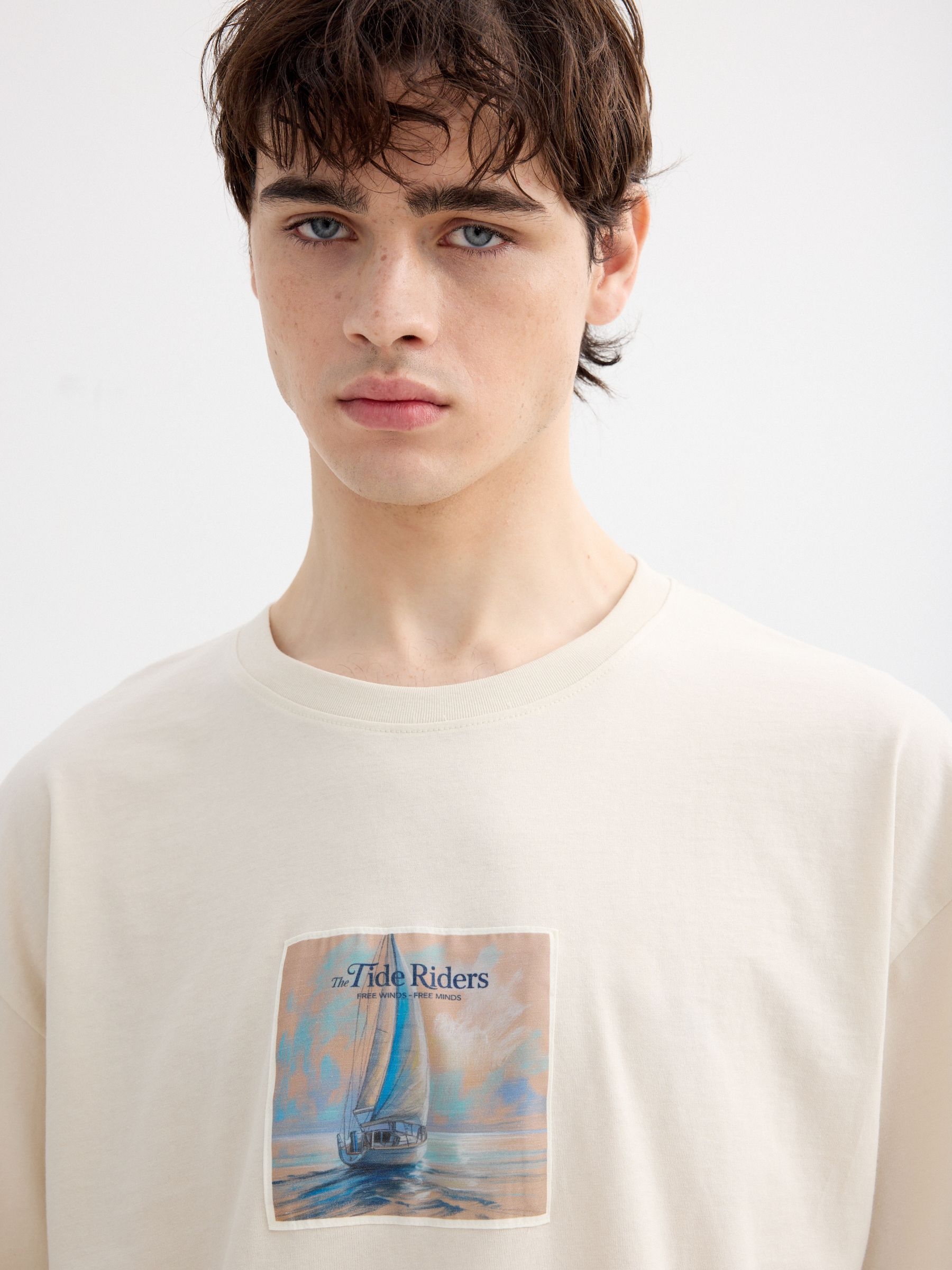 Camiseta com estampa náutica crua vista meia frontal