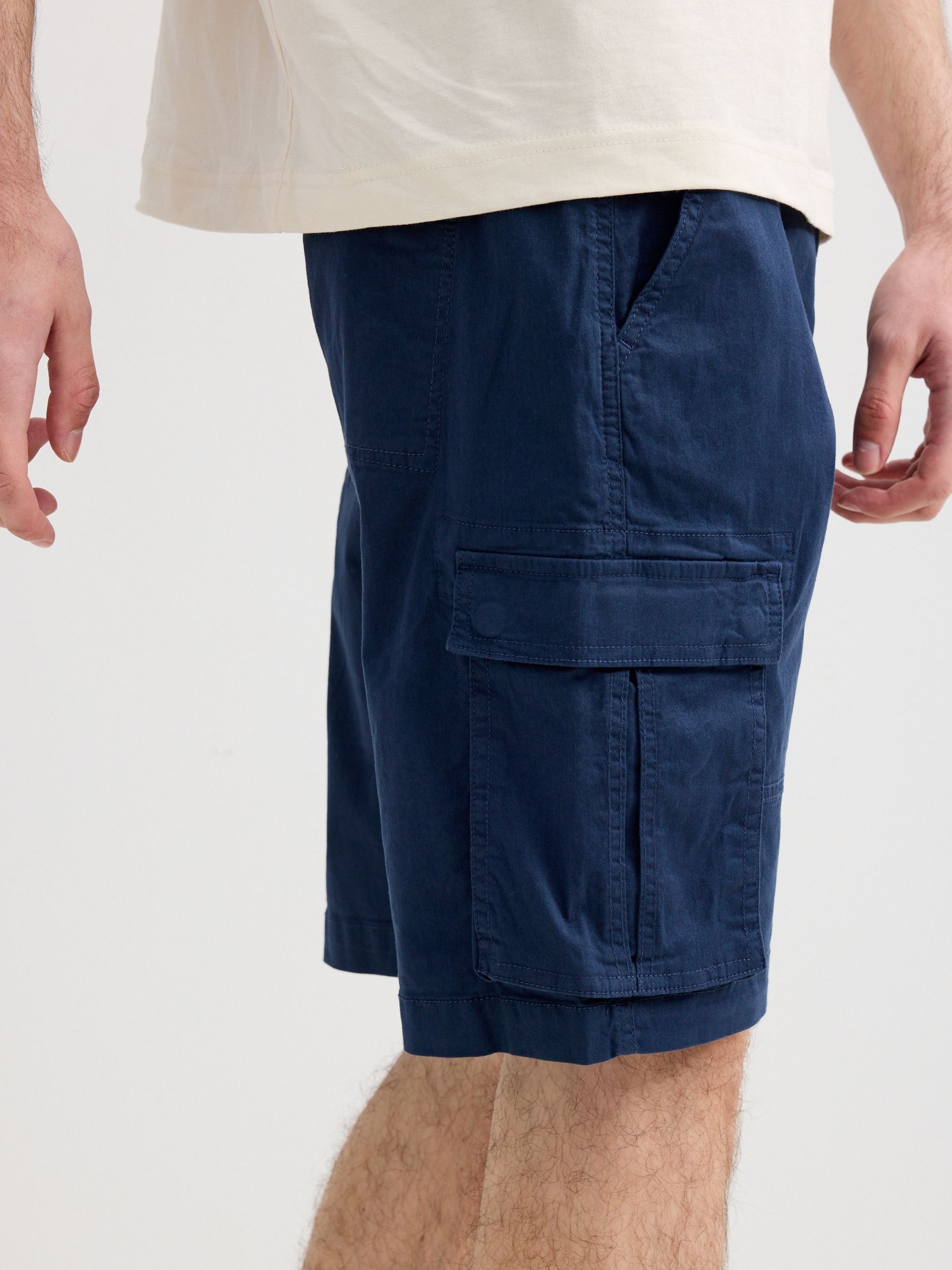 Bermuda cargo gabardina azul petróleo vista meia frontal