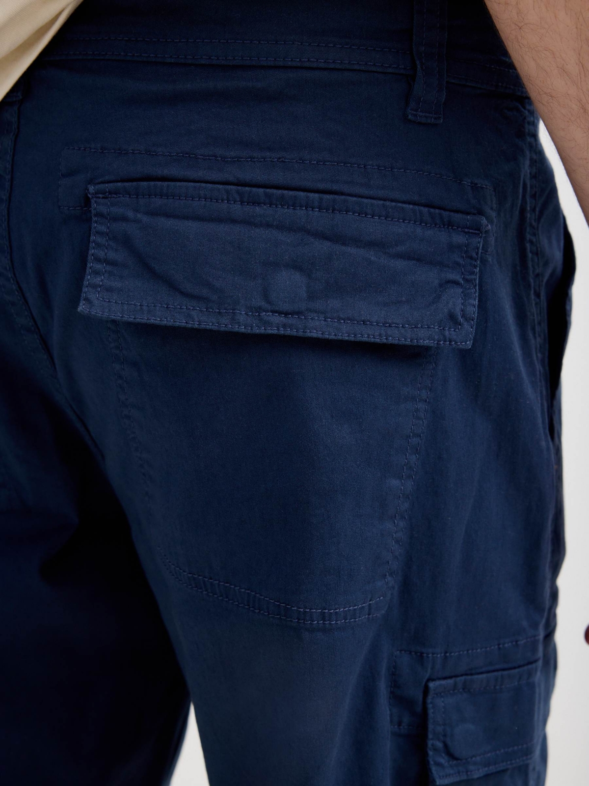 Bermuda cargo gabardina azul petróleo vista detalhe