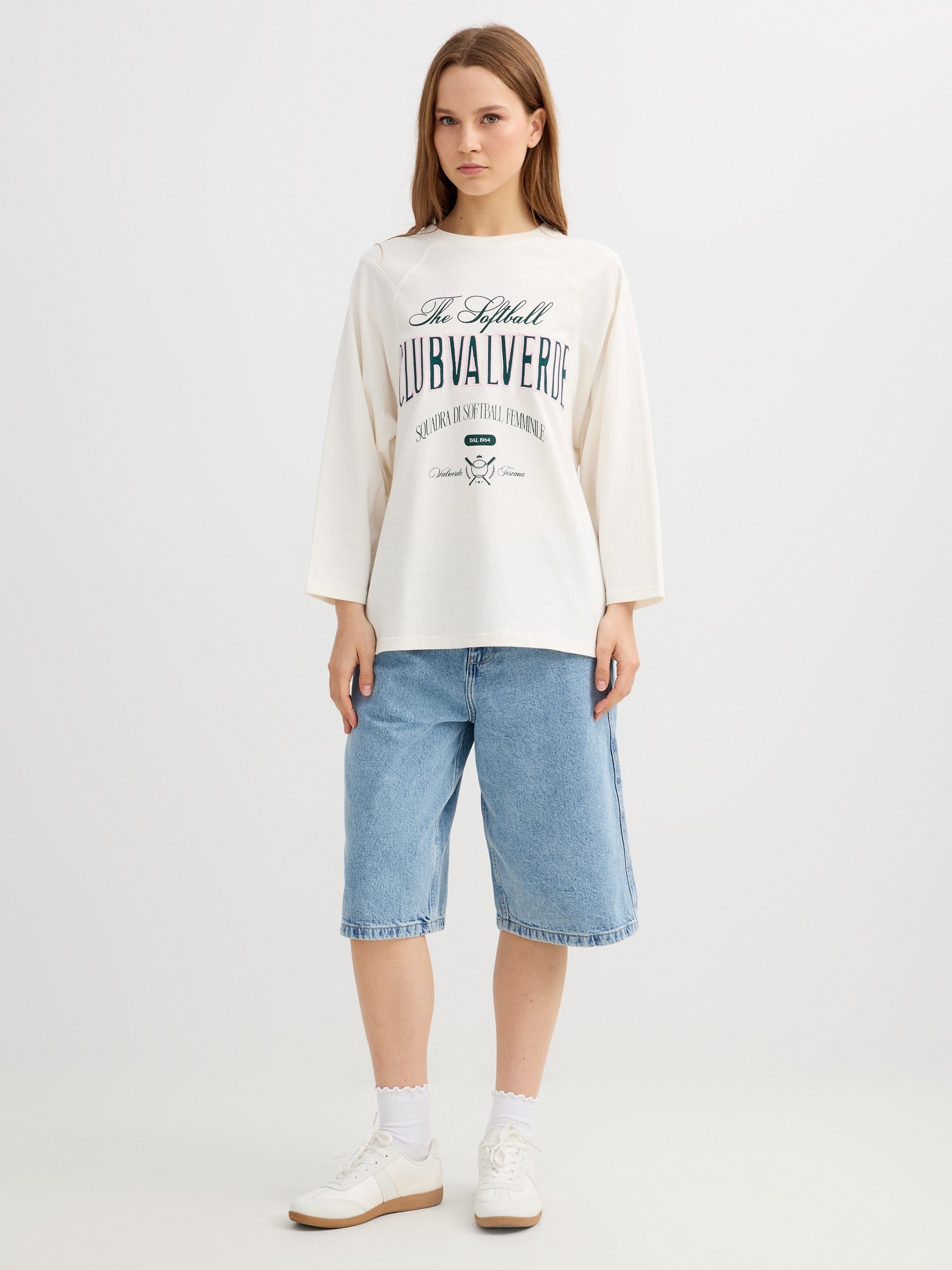 Camiseta oversized club off white vista meia frontal
