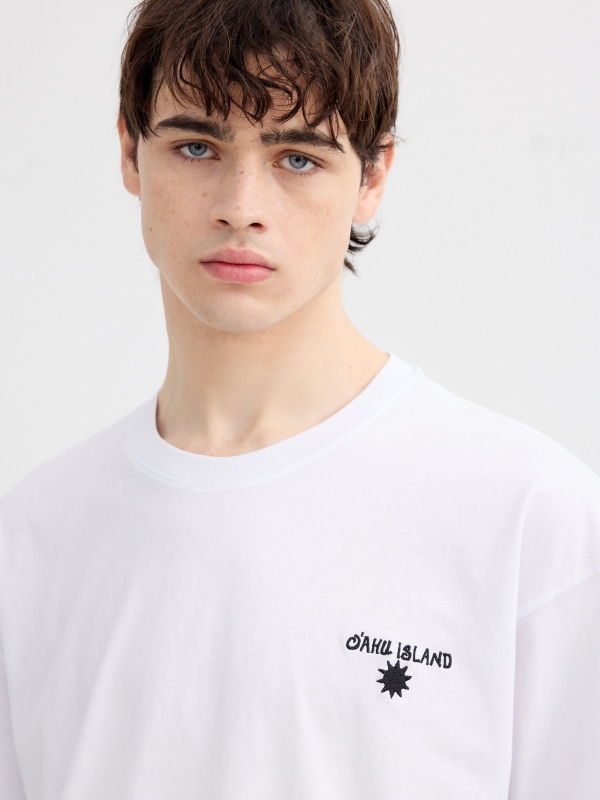 Camiseta mini bordado hawaiano blanco vista detalle