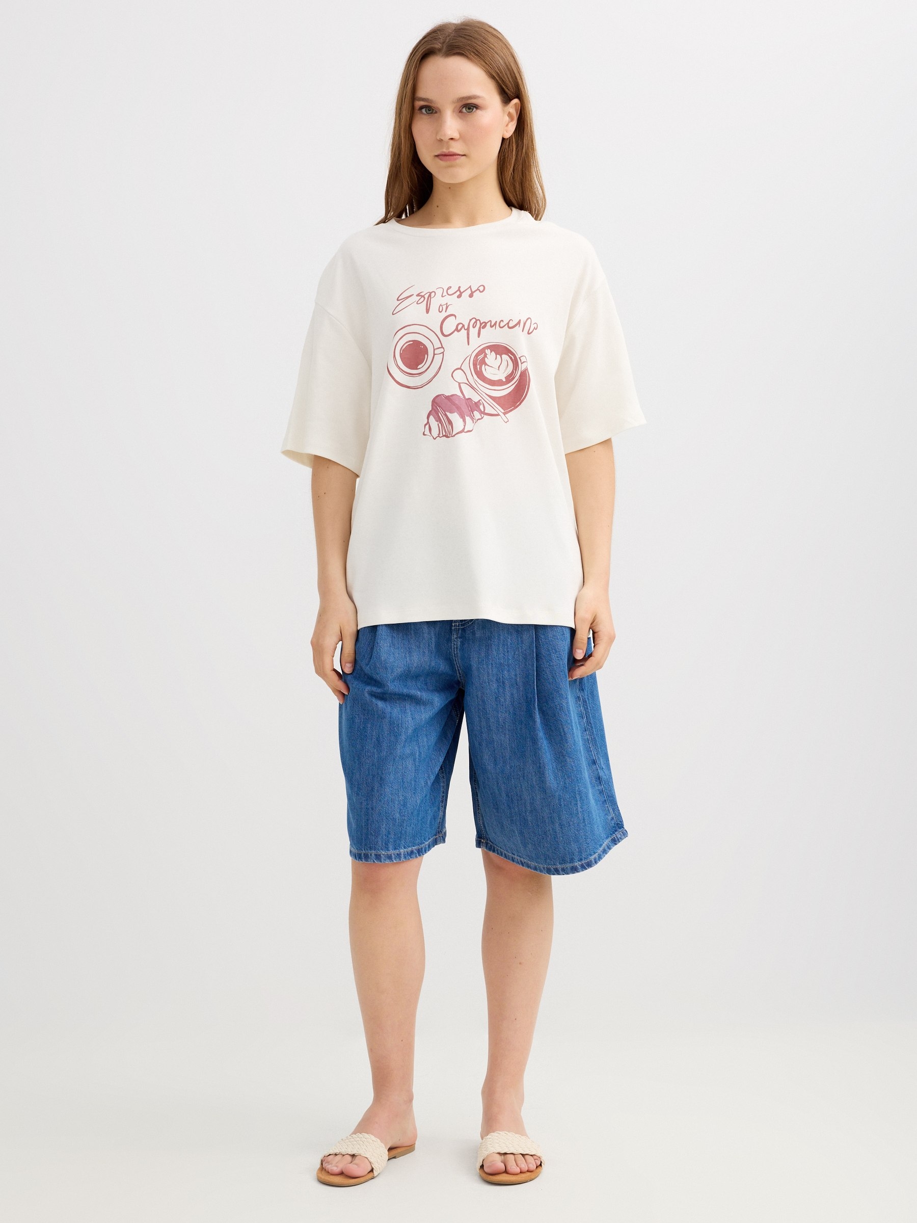 Camiseta oversize cappuccino off white vista meia frontal