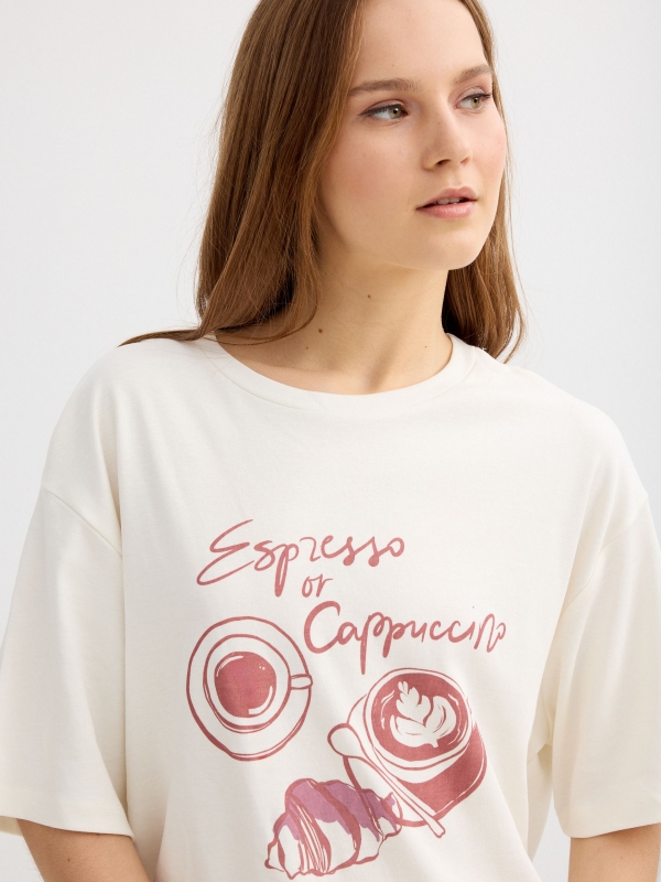 Camiseta oversize cappuccino off white vista detalhe