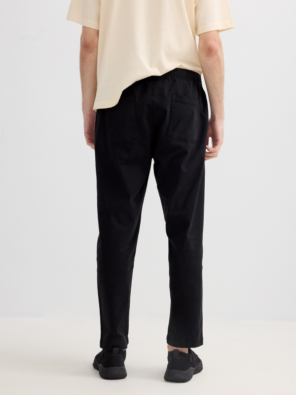 Calça jogger de gabardina preto vista meia traseira