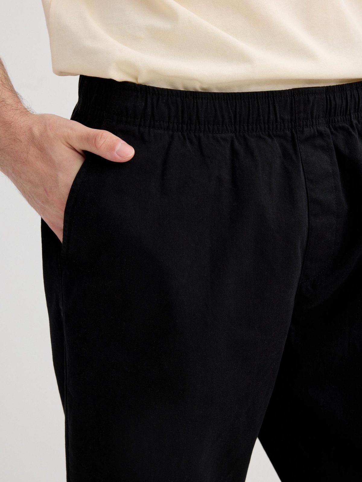 Pantalón jogger gabardina negro vista detalle