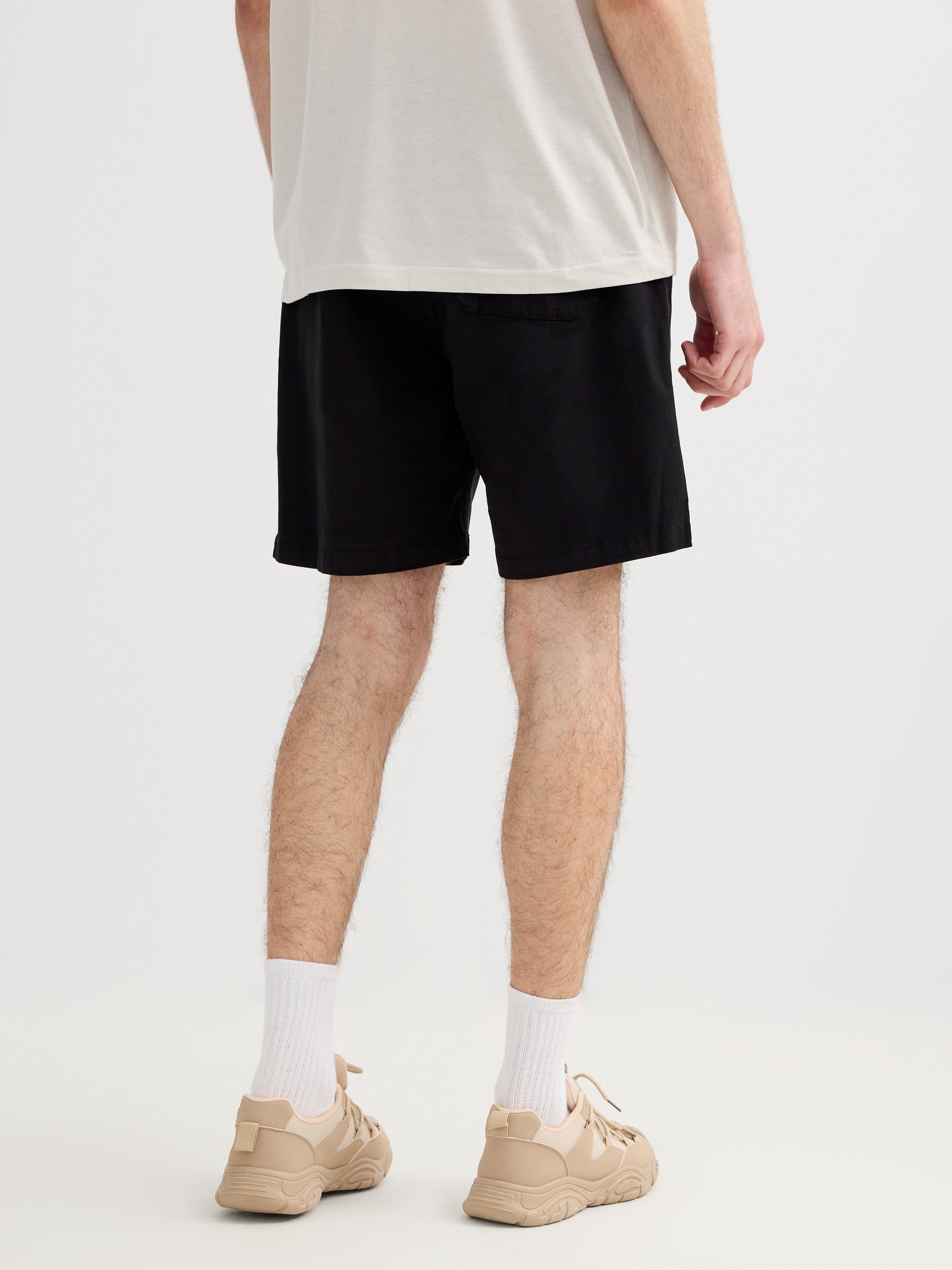 Bermuda jogger de gabardina preto vista meia frontal