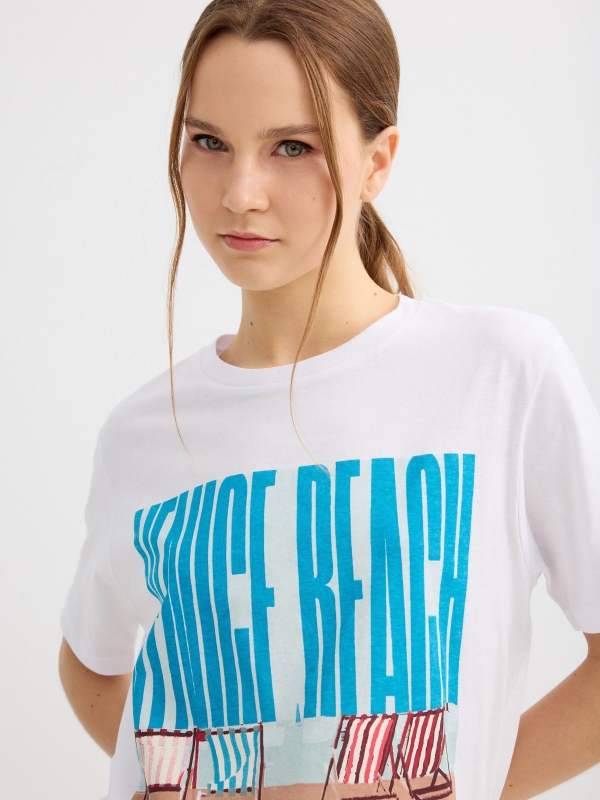 Camiseta estampada oversized branco vista detalhe