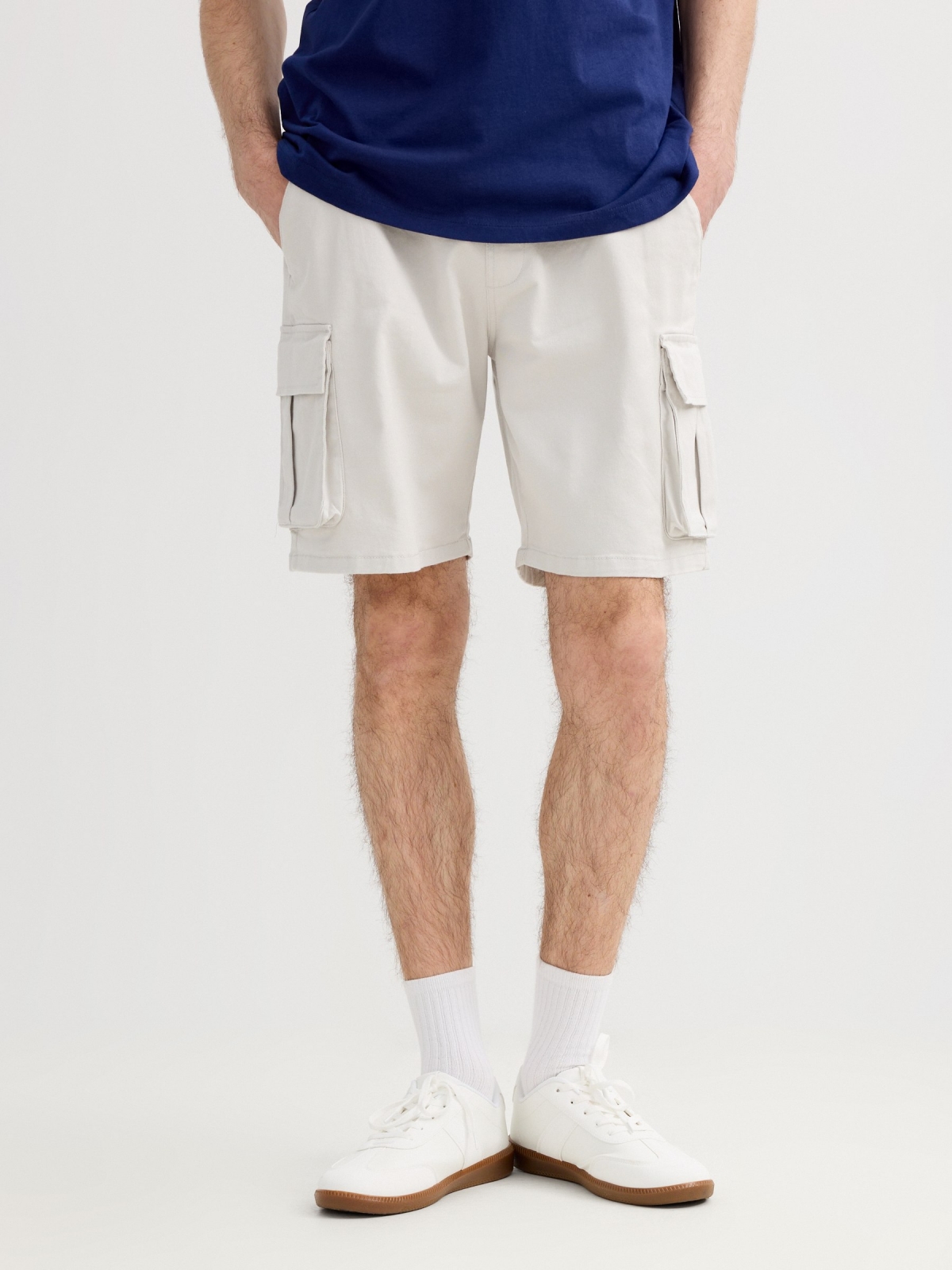 Bermuda jogger cargo gris claro vista media trasera