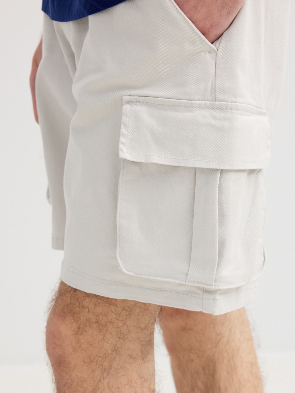 Bermuda jogger cargo gris claro vista detalle