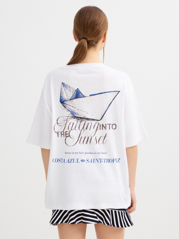 Camiseta marinho oversized branco vista meia traseira
