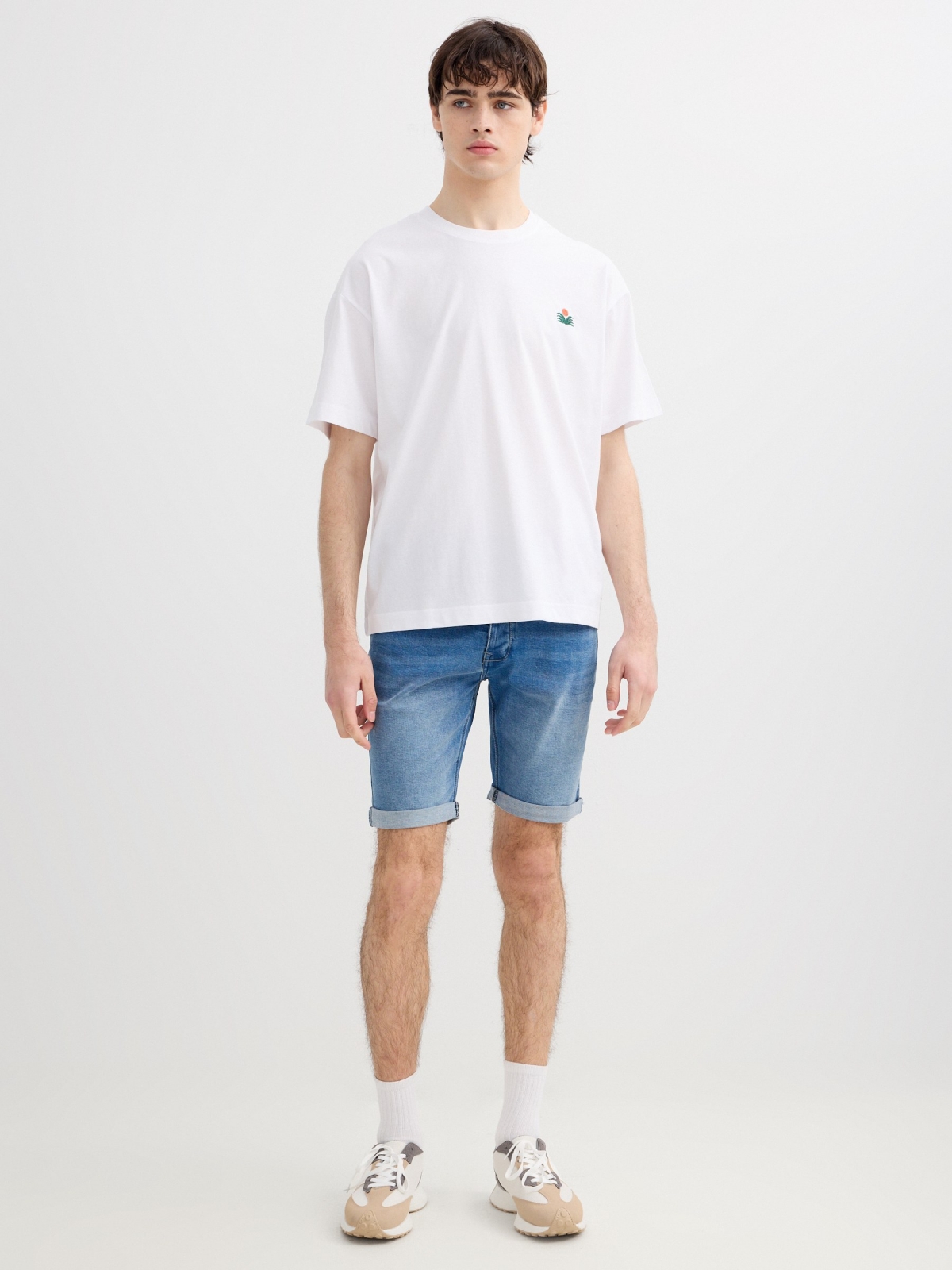 Camiseta single jersey mini bordado blanco vista general frontal