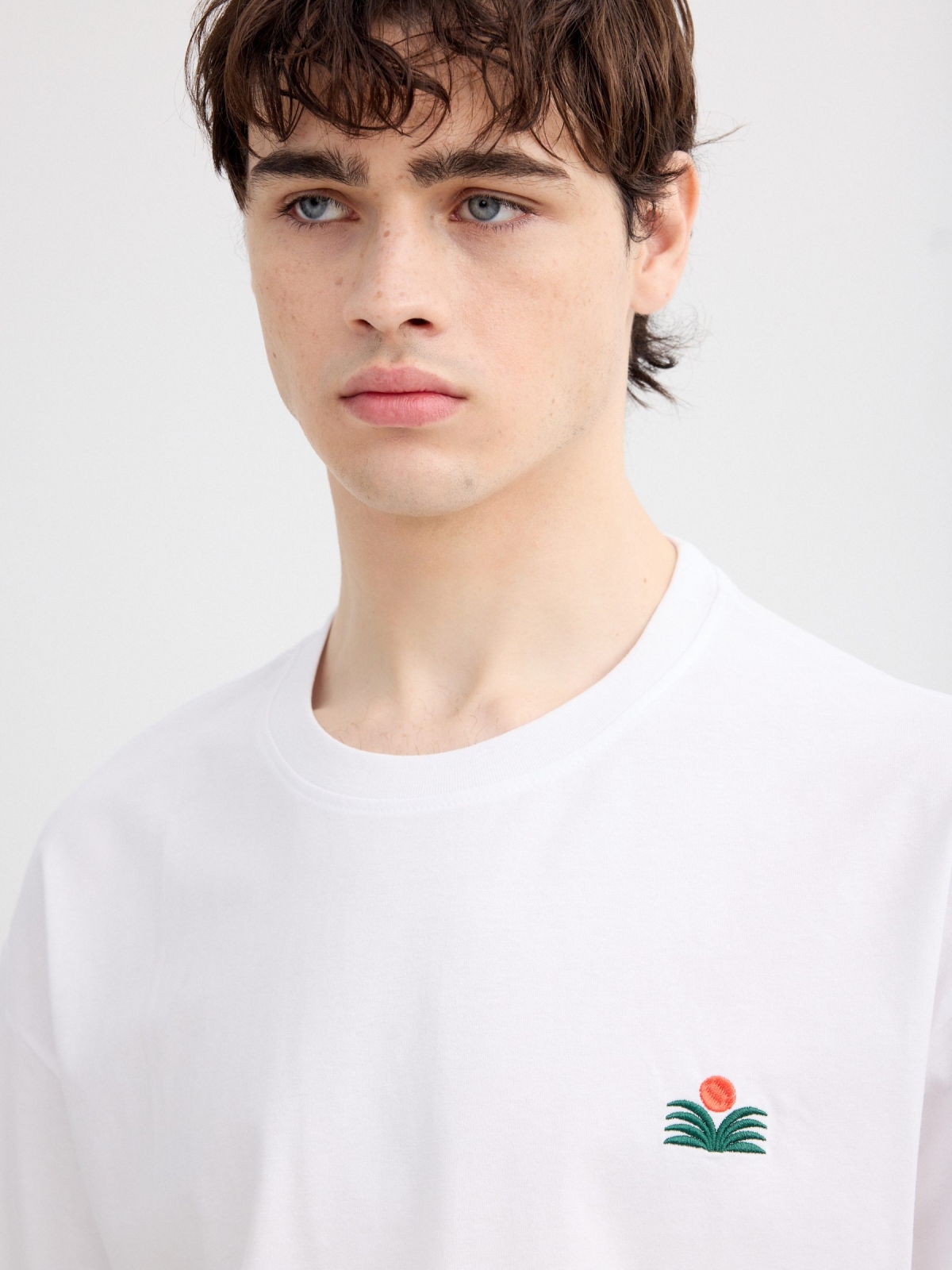 Camiseta single jersey mini bordado blanco vista detalle