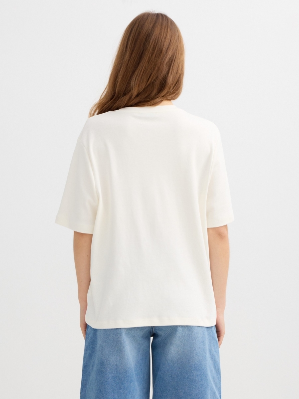 Camiseta oversized Klimt off white vista meia traseira