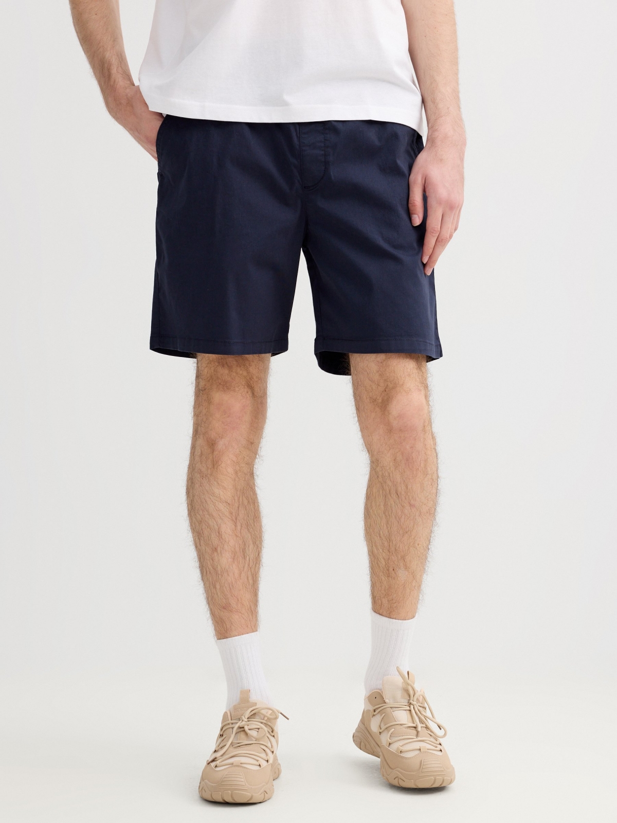 Bermuda jogger gabardina azul marino vista media trasera