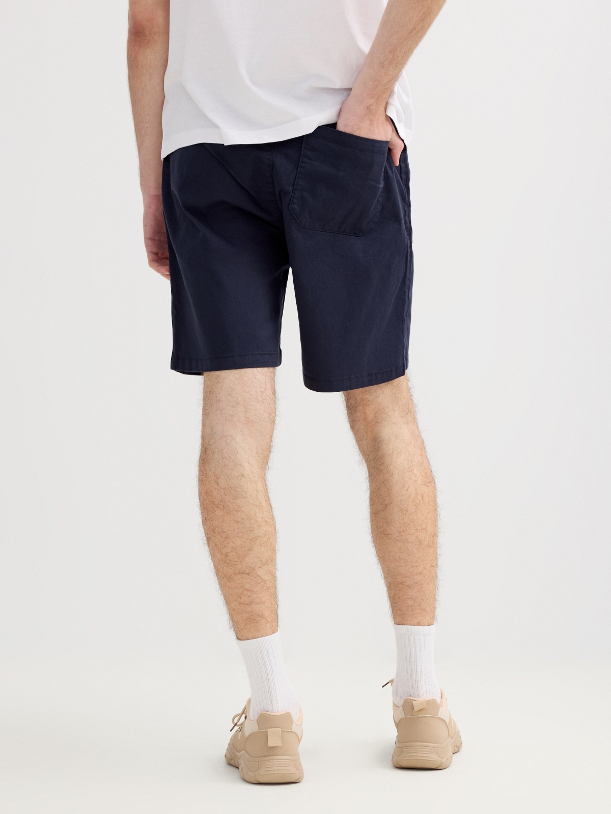 Bermuda jogger gabardina azul marino vista general frontal