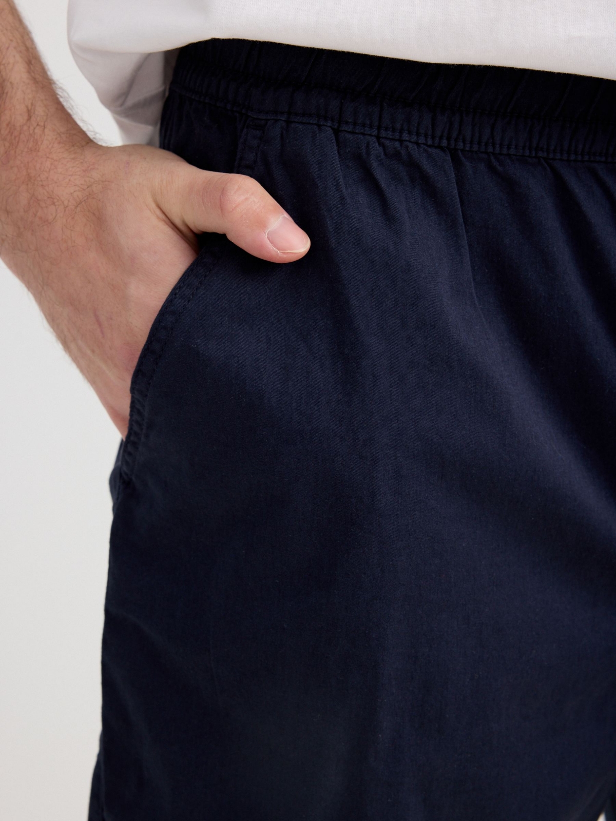 Bermuda jogger gabardina azul marino vista detalle