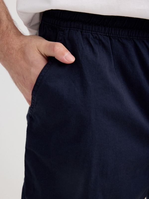 Bermuda jogger gabardina azul marino vista detalle