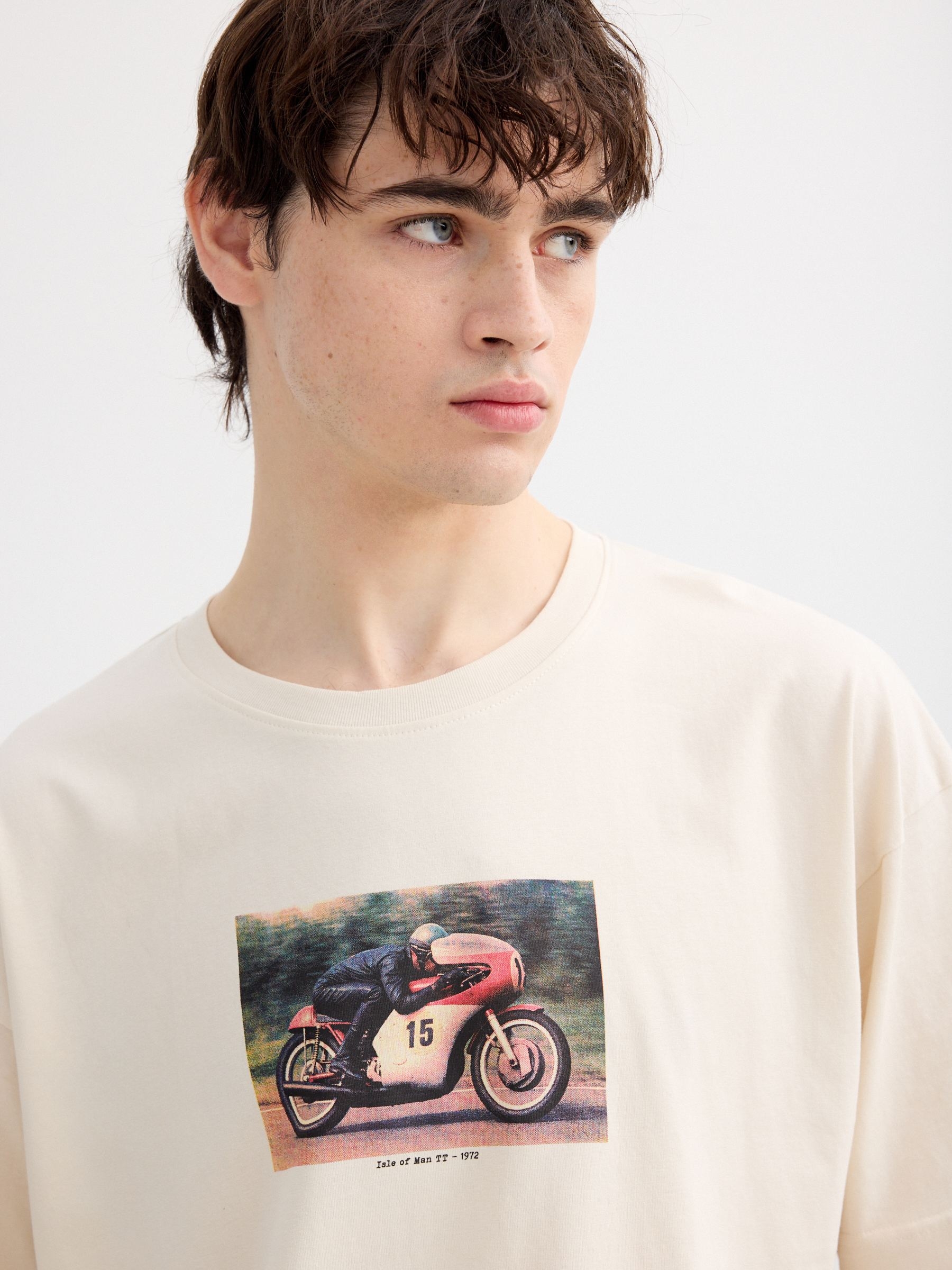 Camiseta estampada de moto crua vista meia frontal