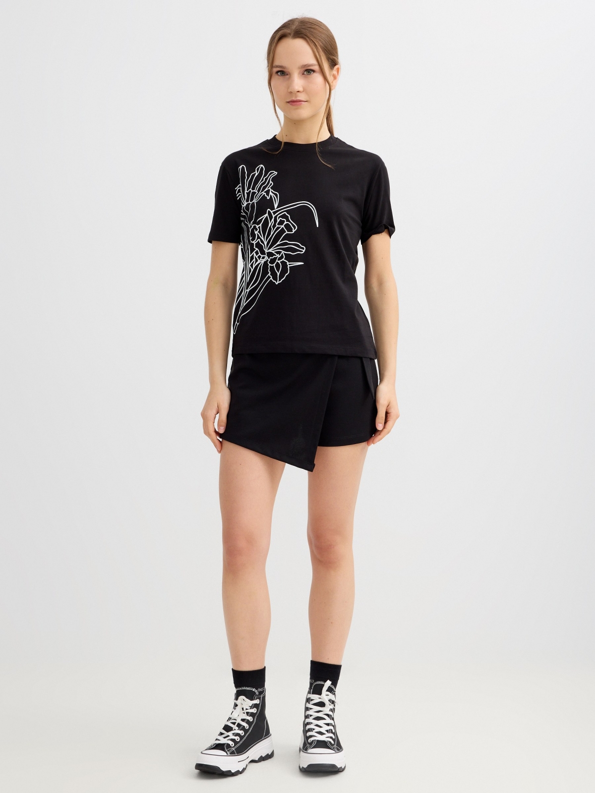 Camiseta flores algodão preto vista geral frontal