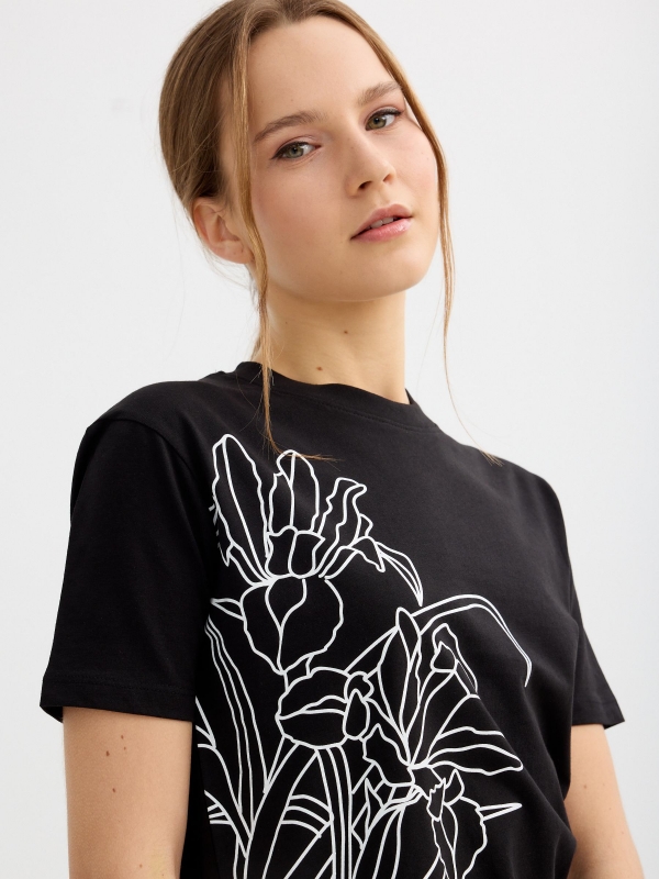 Camiseta flores algodón negro vista detalle