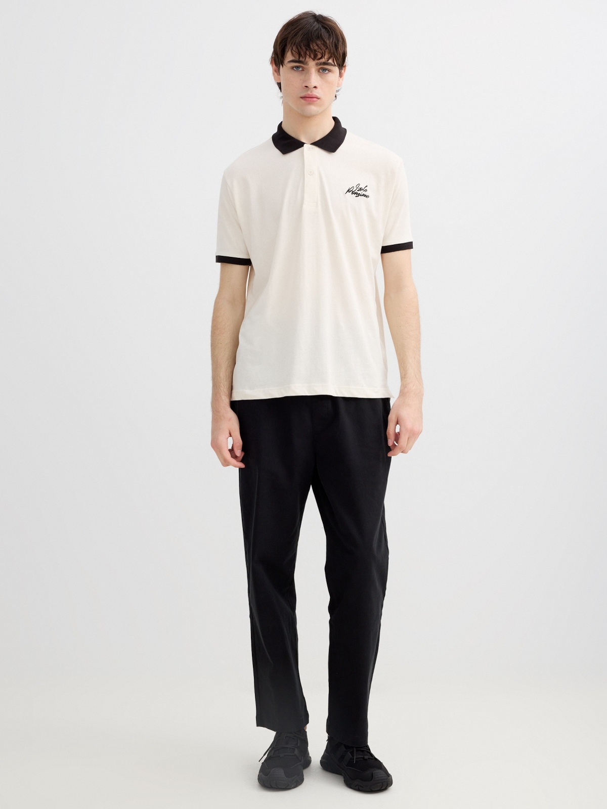 Polo com texto bordado crua vista geral frontal