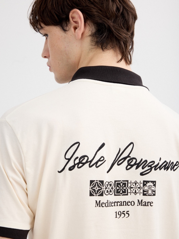 Polo texto bordado crudo vista detalle