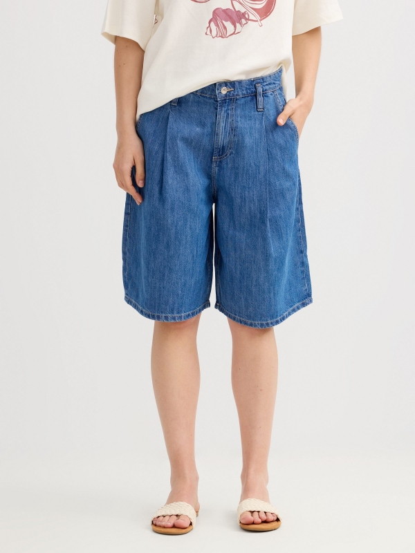 Bermuda jeans cintura alta com pregas azul vista meia traseira