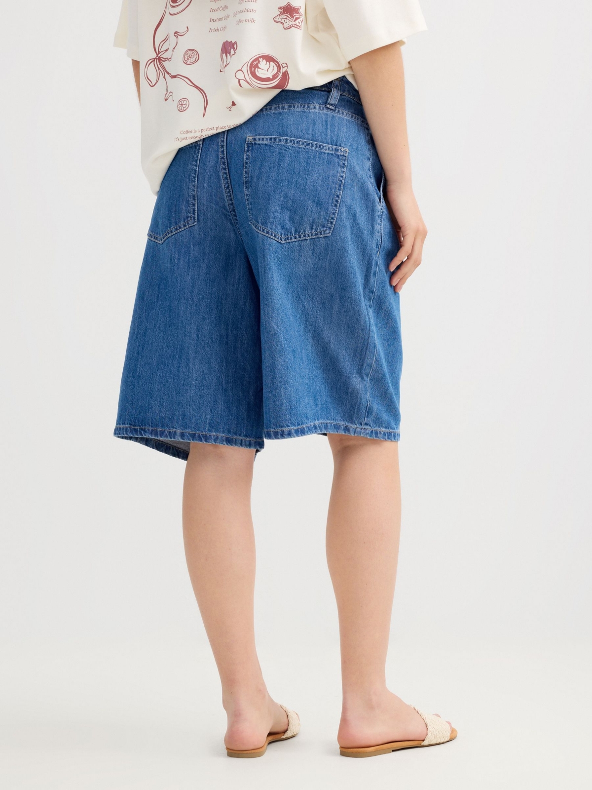 High-waisted denim Bermuda shorts with pleats blue front view