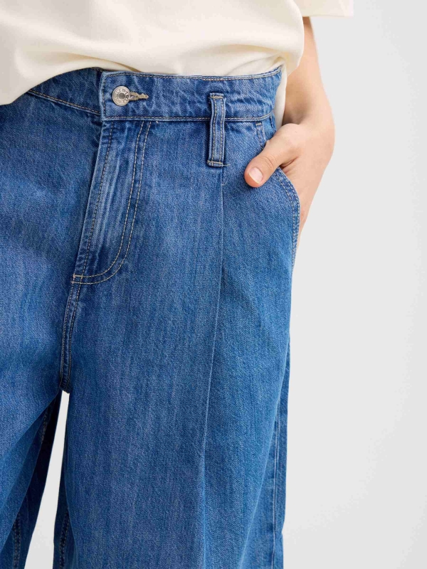 Bermuda jeans cintura alta com pregas azul vista detalhe