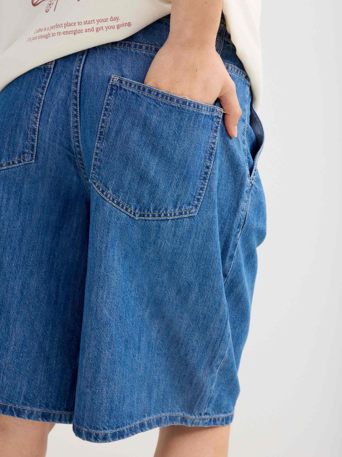 Bermuda jeans cintura alta com pregas azul vista detalhe