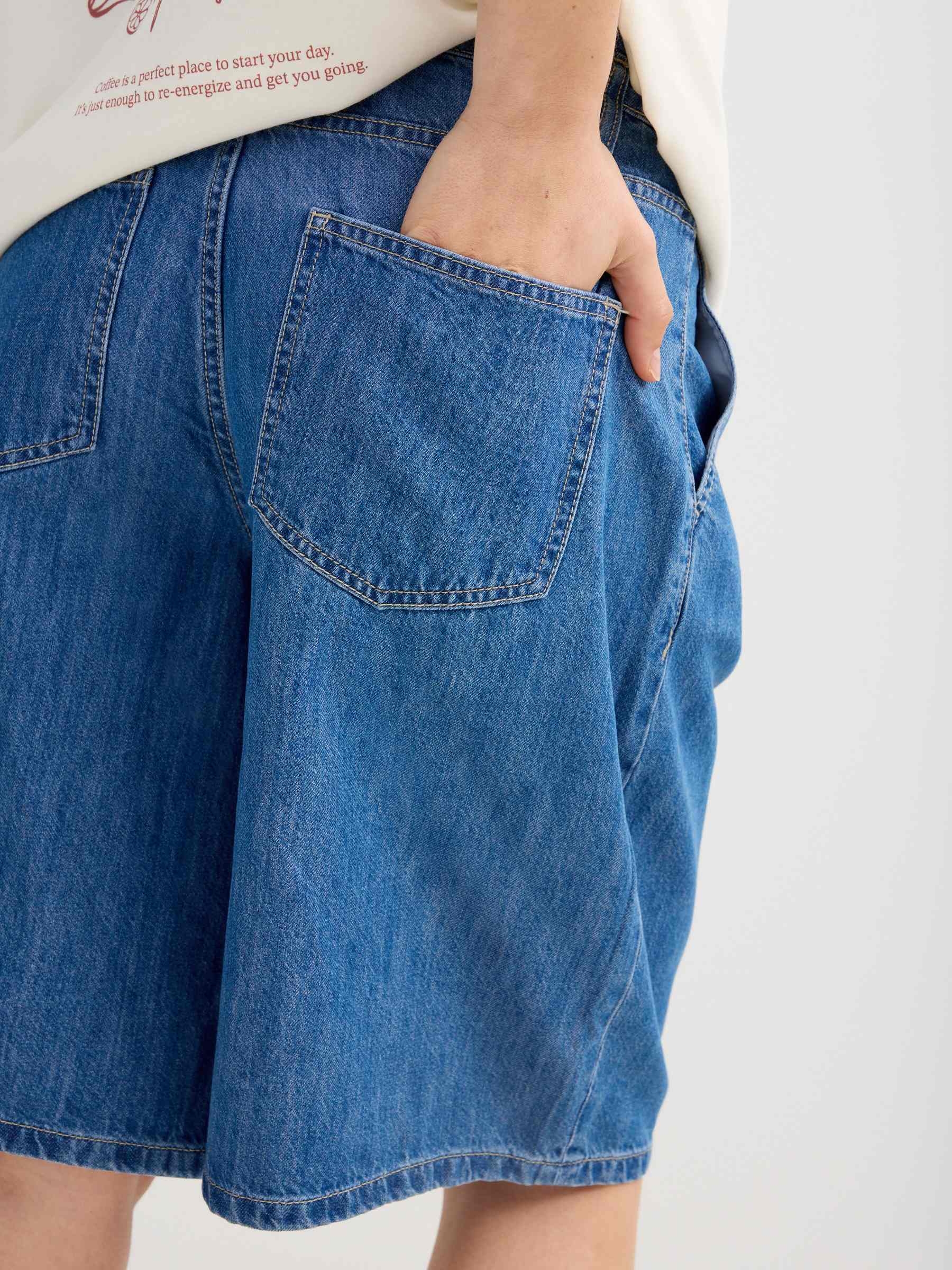 Bermuda jeans cintura alta com pregas azul vista meia frontal